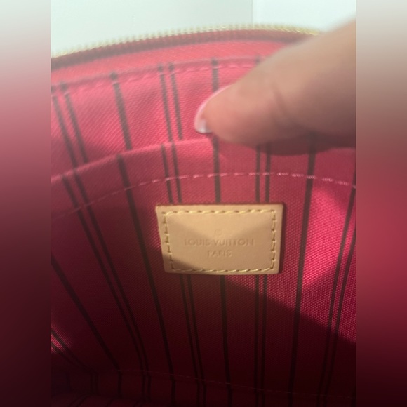 ⭐️ Authentic Louis Vuitton Neverfull MM Pouch ⭐️ - Picture 5 of 7